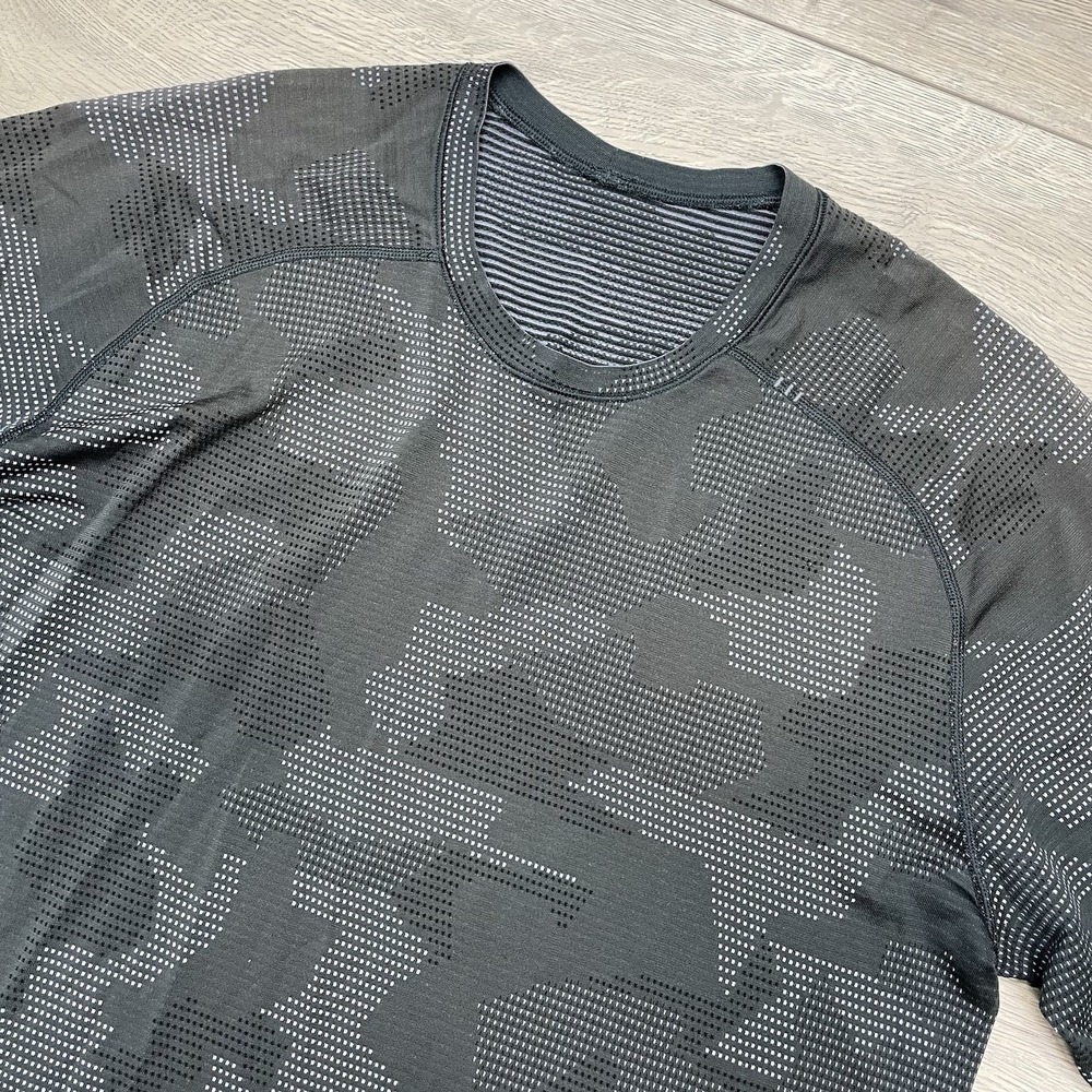 Lululemon Lightweight Black Camo Training Shirt Men Sz L Yoga Gym Run Active